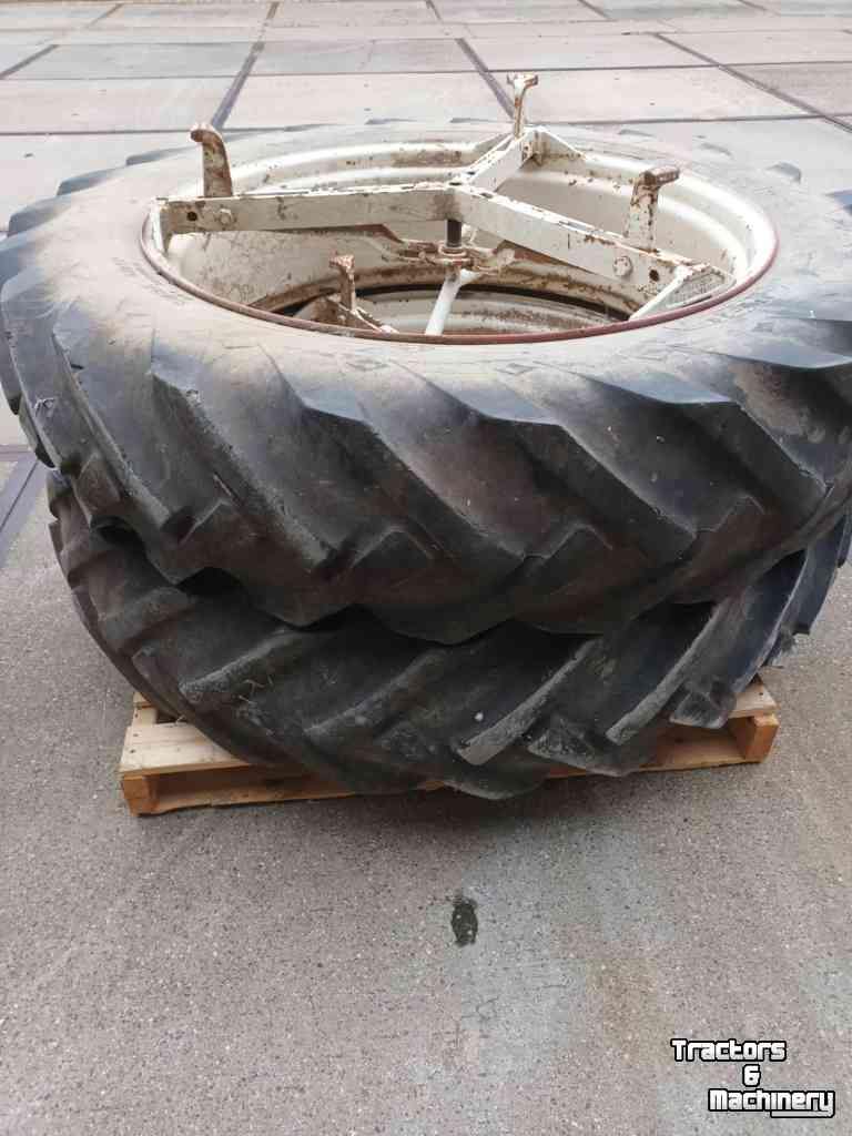 Wheels, Tyres, Rims & Dual spacers  stel dubbellucht wielen 13.6-38