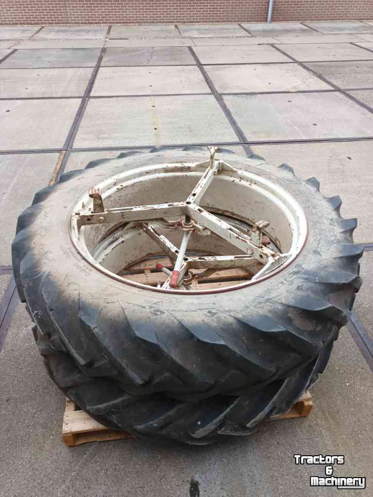 Wheels, Tyres, Rims & Dual spacers  stel dubbellucht wielen 13.6-38