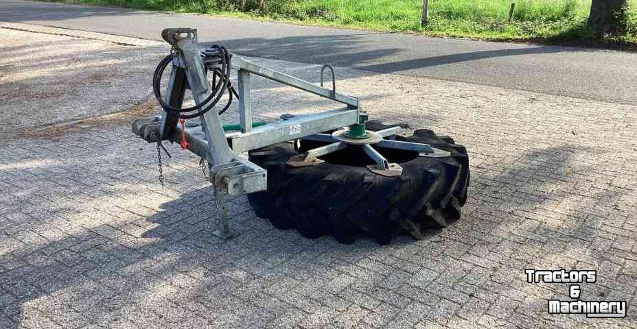 Feed sweeper wheel  Voerveegband