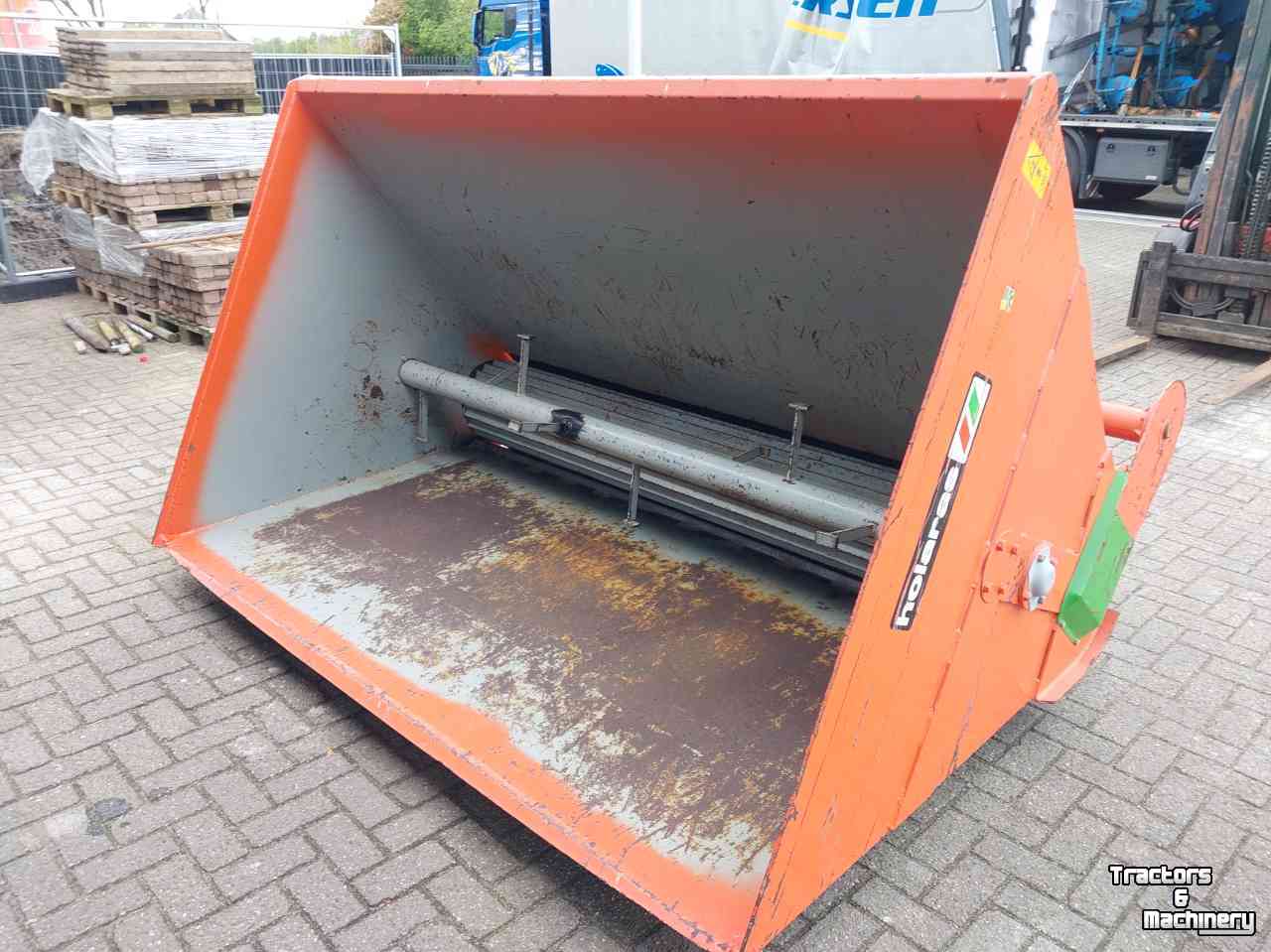 Sawdust spreader for boxes Holaras Strooiselbak SB 3000