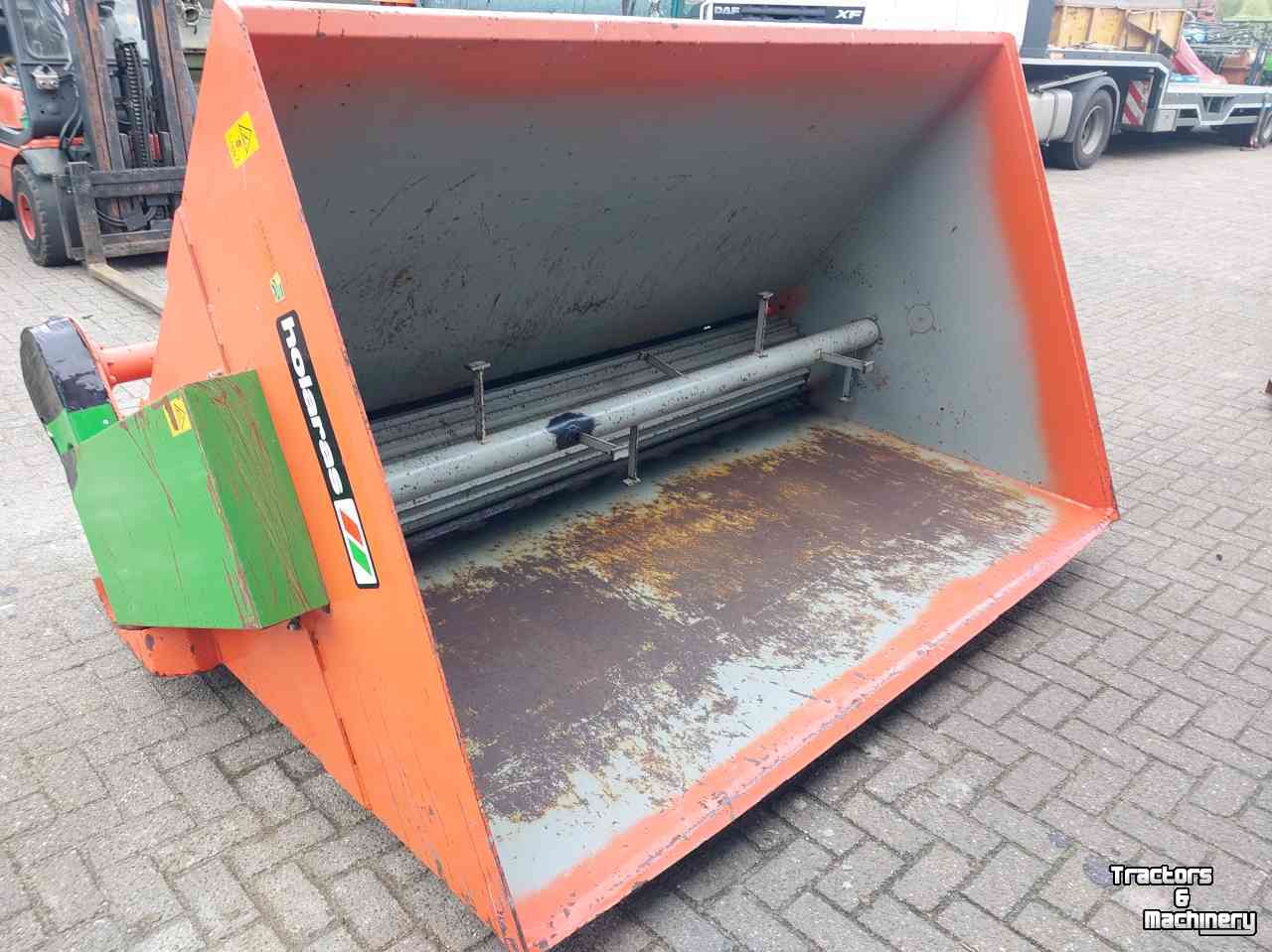Sawdust spreader for boxes Holaras Strooiselbak SB 3000