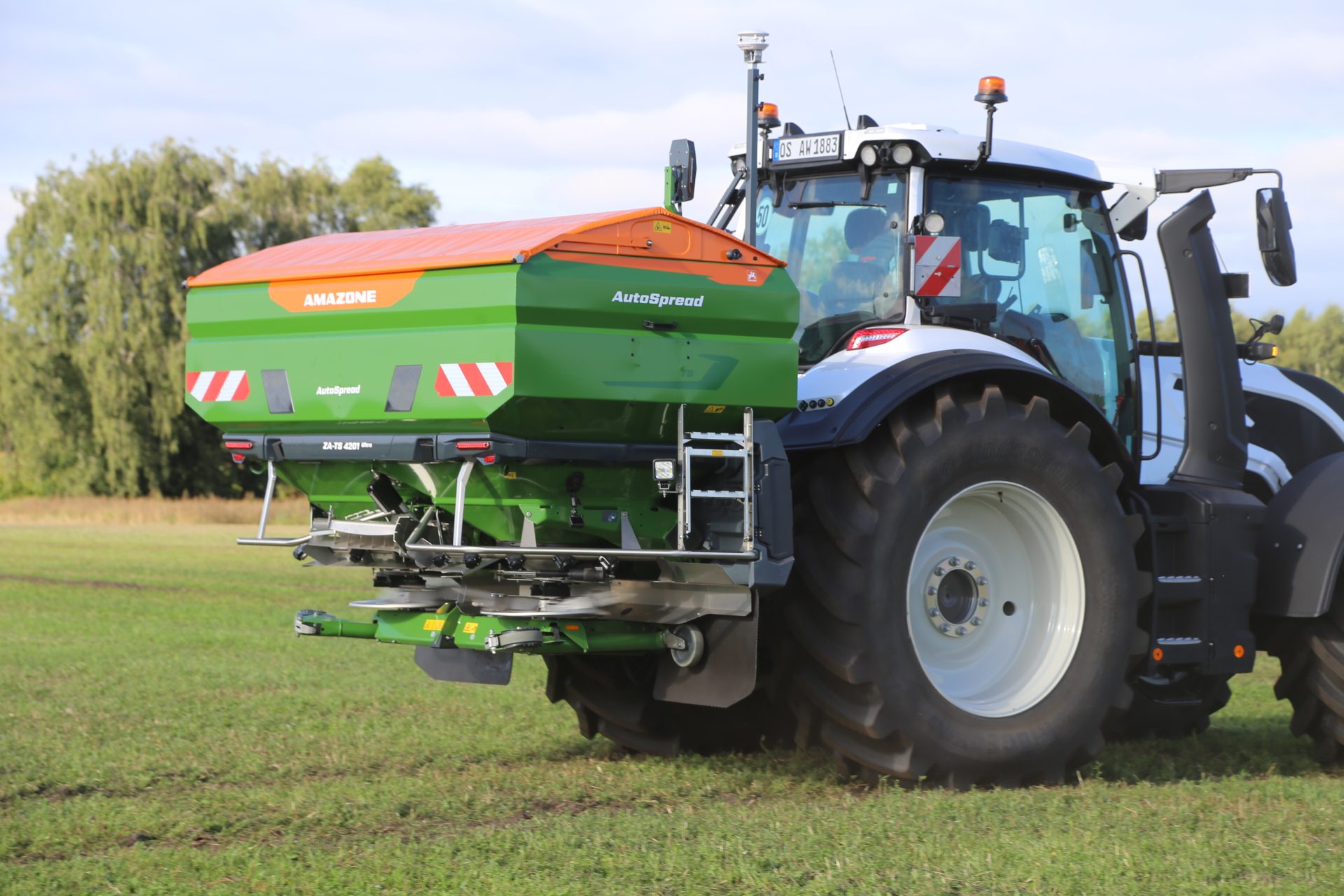 Amazone adds tech to first self-setting spreader