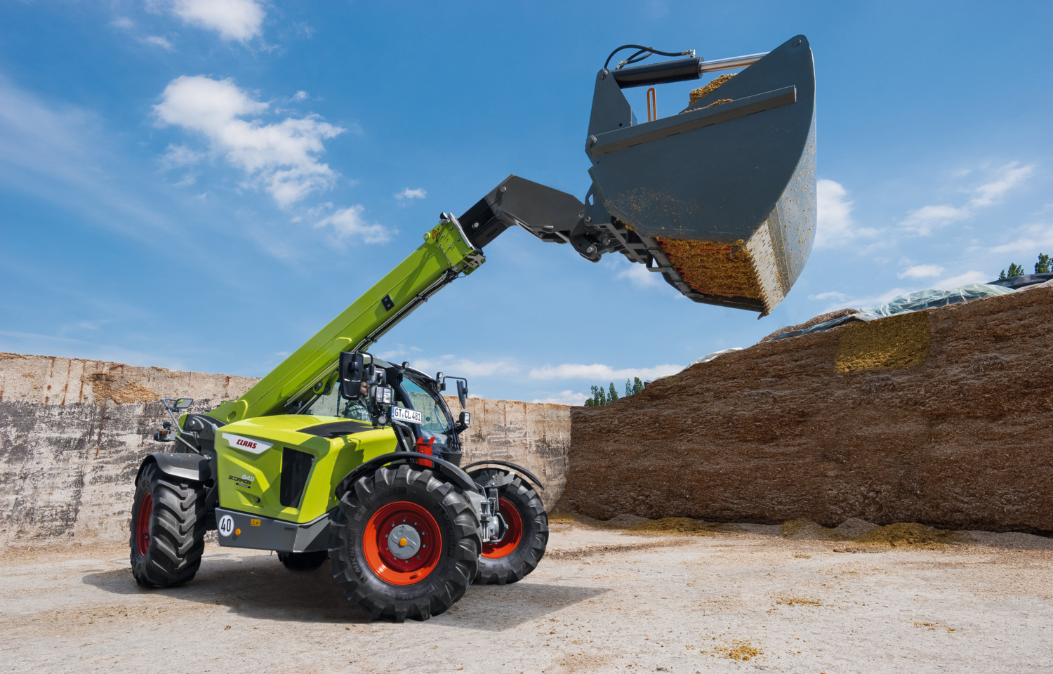 Claas Scorpion lifts 4.8t to 8.0m