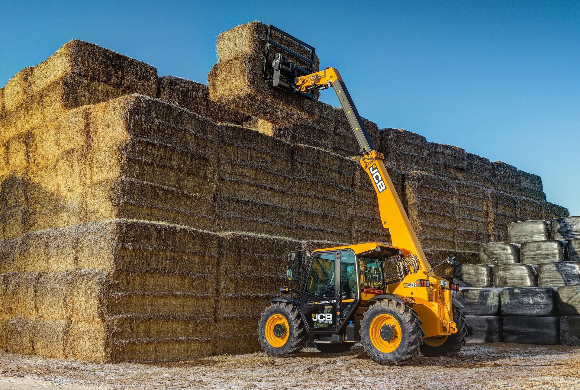 Compact JCB Loadall for tight spaces