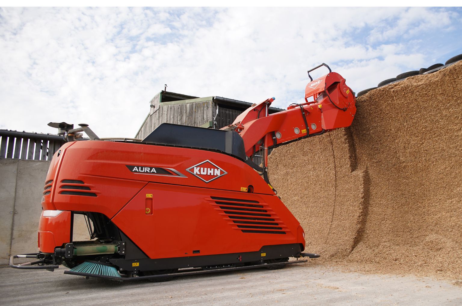 Kuhn AURA feeds autonomously