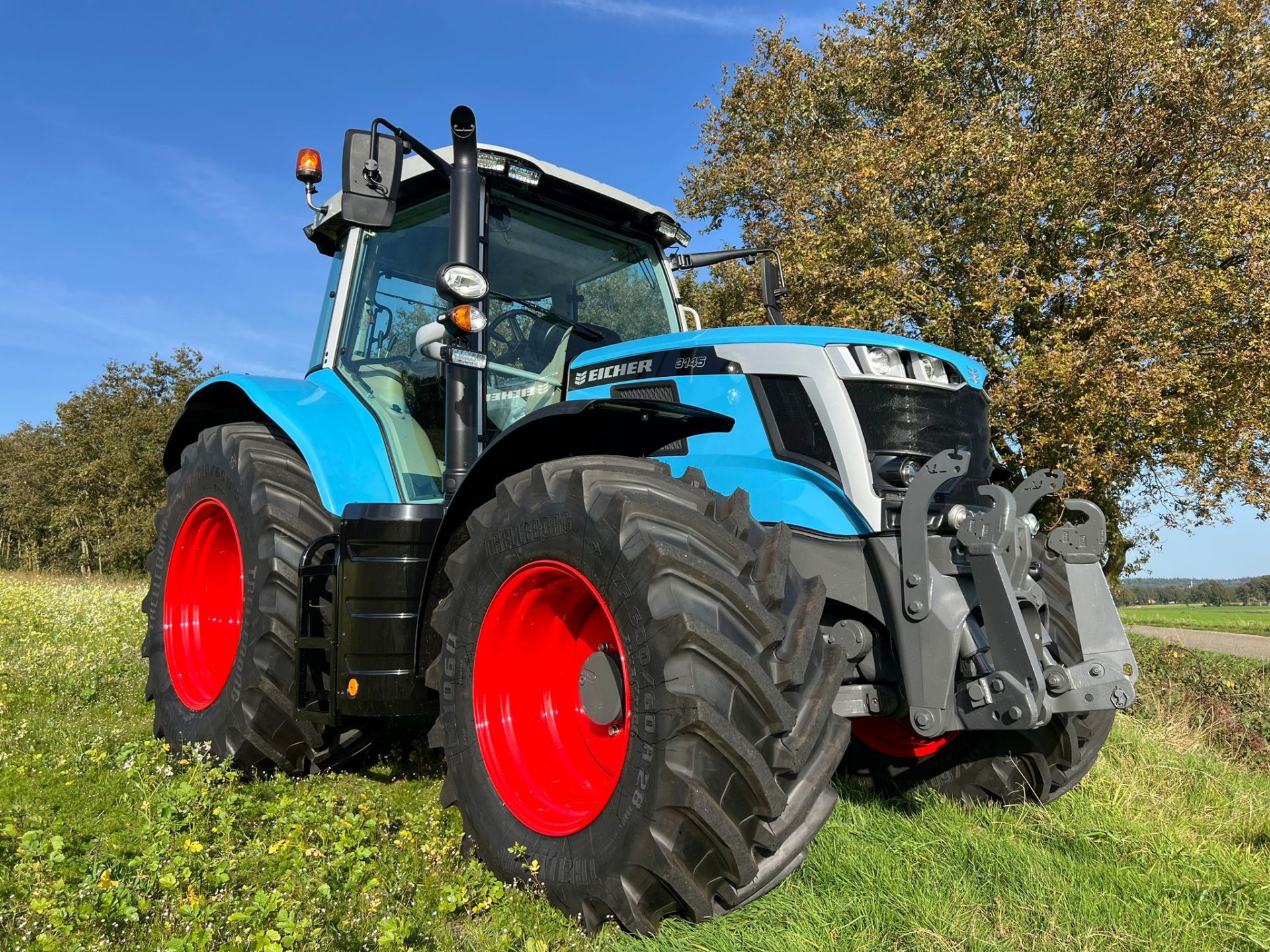 Massey tractor in Eicher colours Massey tractor in Eicher colours