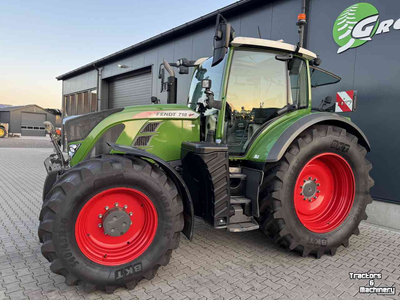 Tractor Fendt 718 S4 power plus