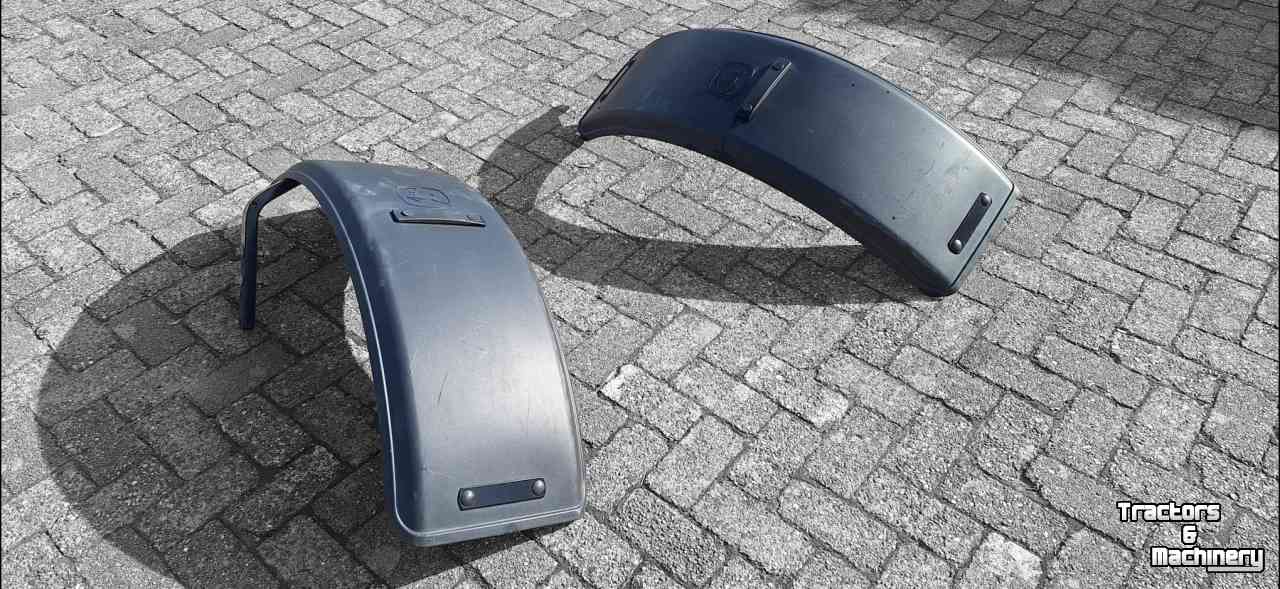 Other tractors and accessories John Deere 2 originele John Deere voorwiel spatborden.