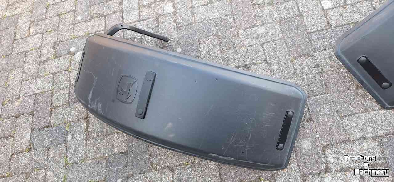 Other tractors and accessories John Deere 2 originele John Deere voorwiel spatborden.