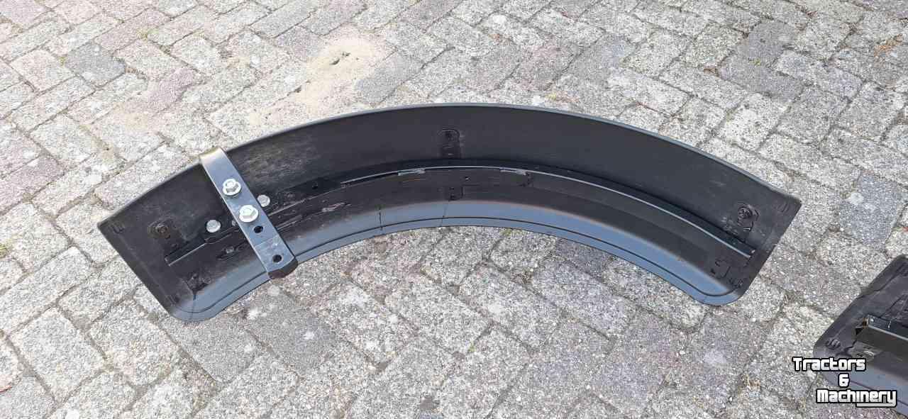 Other tractors and accessories John Deere 2 originele John Deere voorwiel spatborden.