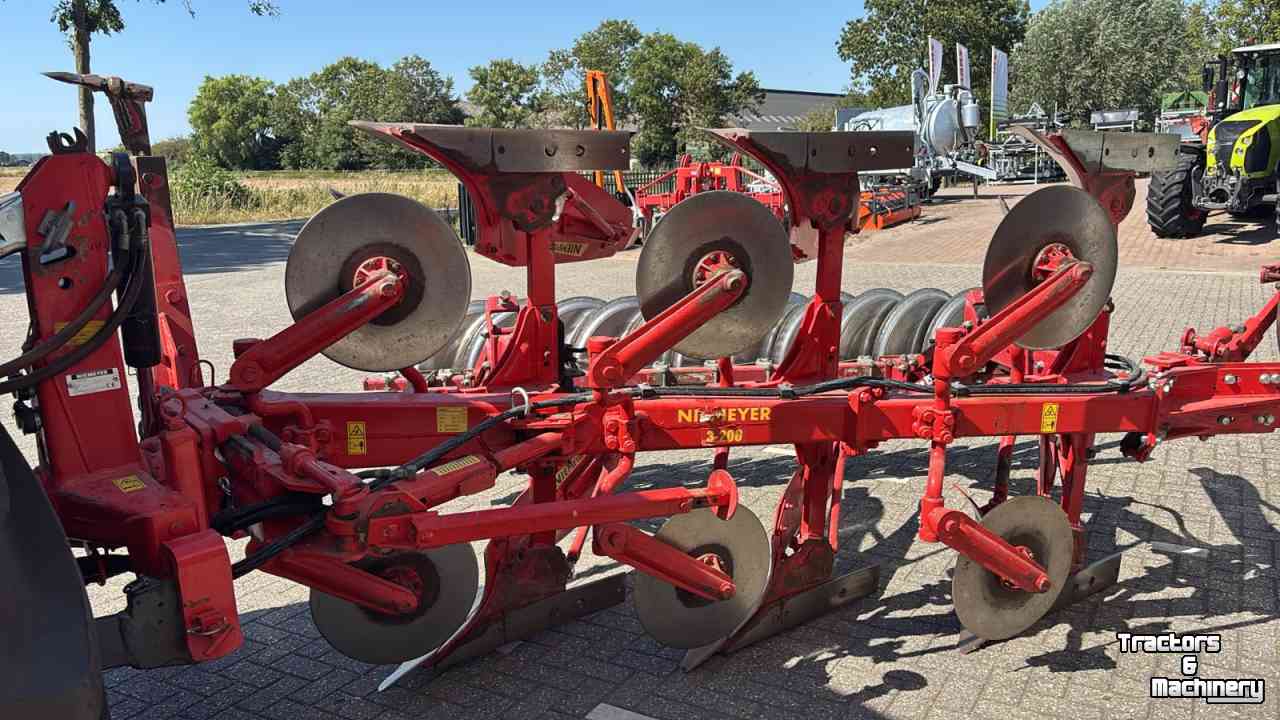 Ploughs Niemeyer Delta 3-200 MAIII  3 schaar wentelploeg met vorenpakker