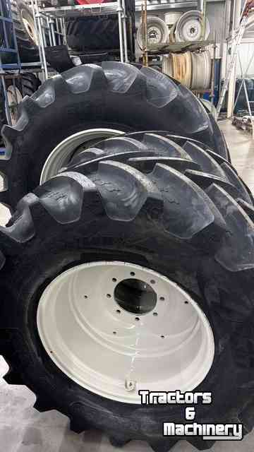 Wheels, Tyres, Rims & Dual spacers BKT 710/60 R38 + 600/60 R28 op velg