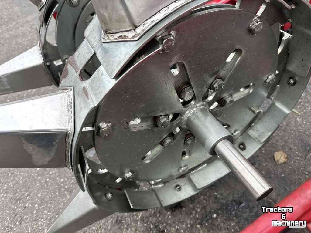 Transplanter  plantmachine 2 rijig voor de aardbeienruggenteelt.