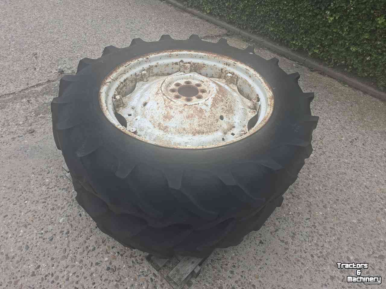Wheels, Tyres, Rims & Dual spacers Ford 12.4R34