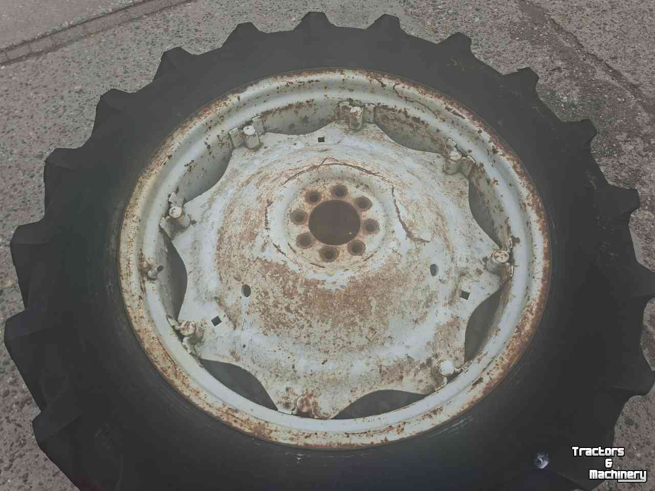 Wheels, Tyres, Rims & Dual spacers Ford 12.4R34