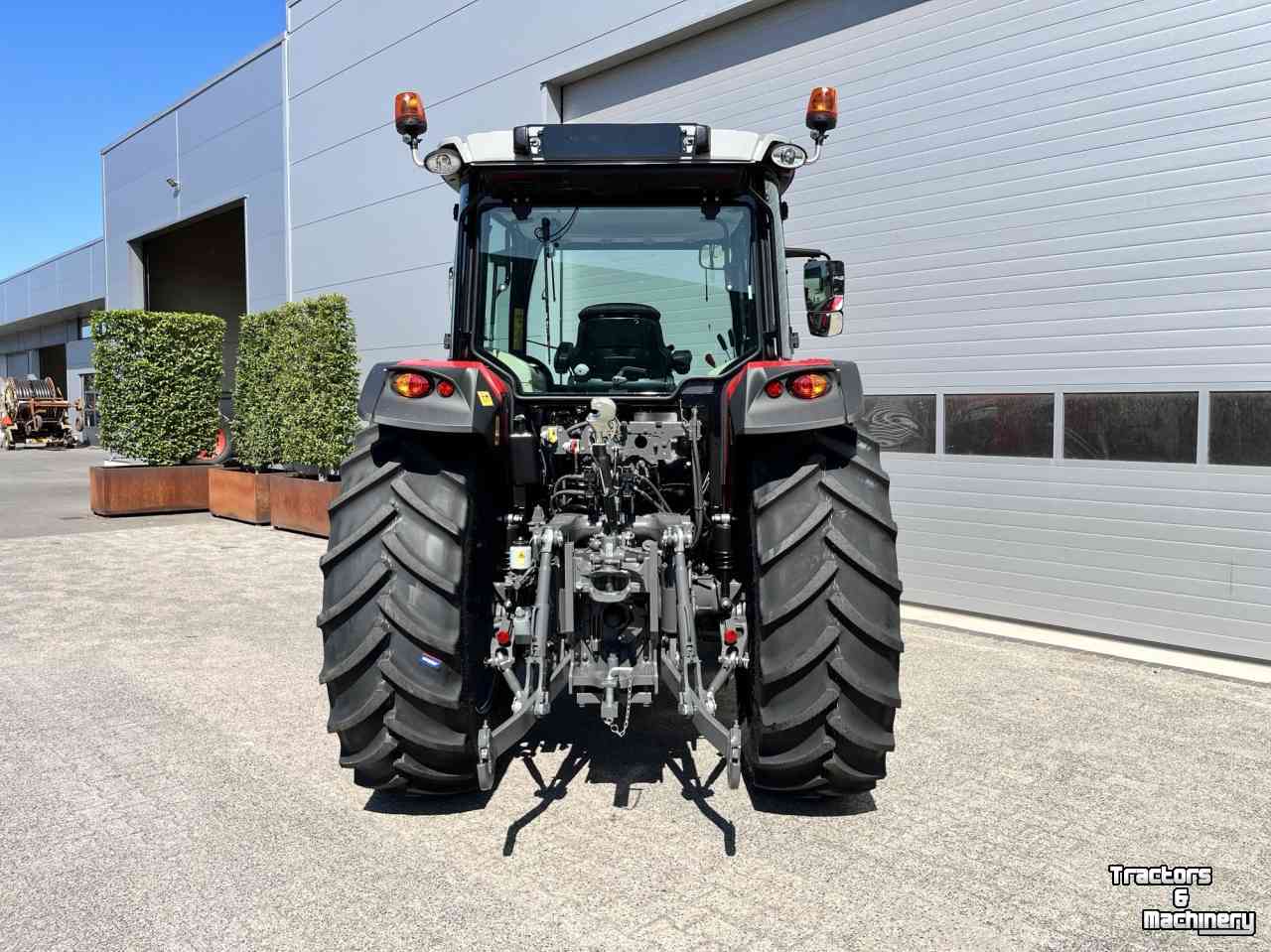 Tractors Massey Ferguson 5711M Dyna 4