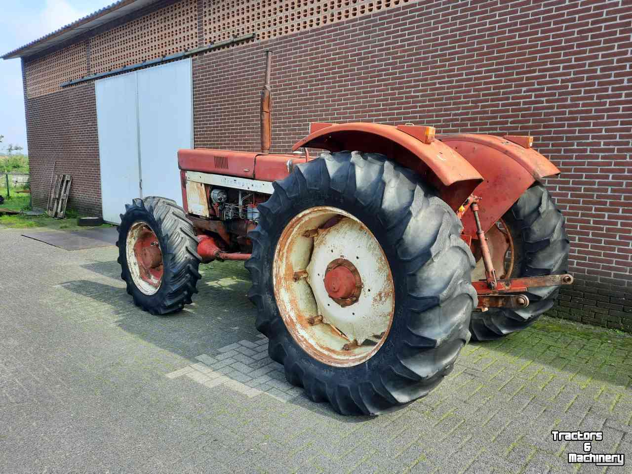 Tractors International 1046