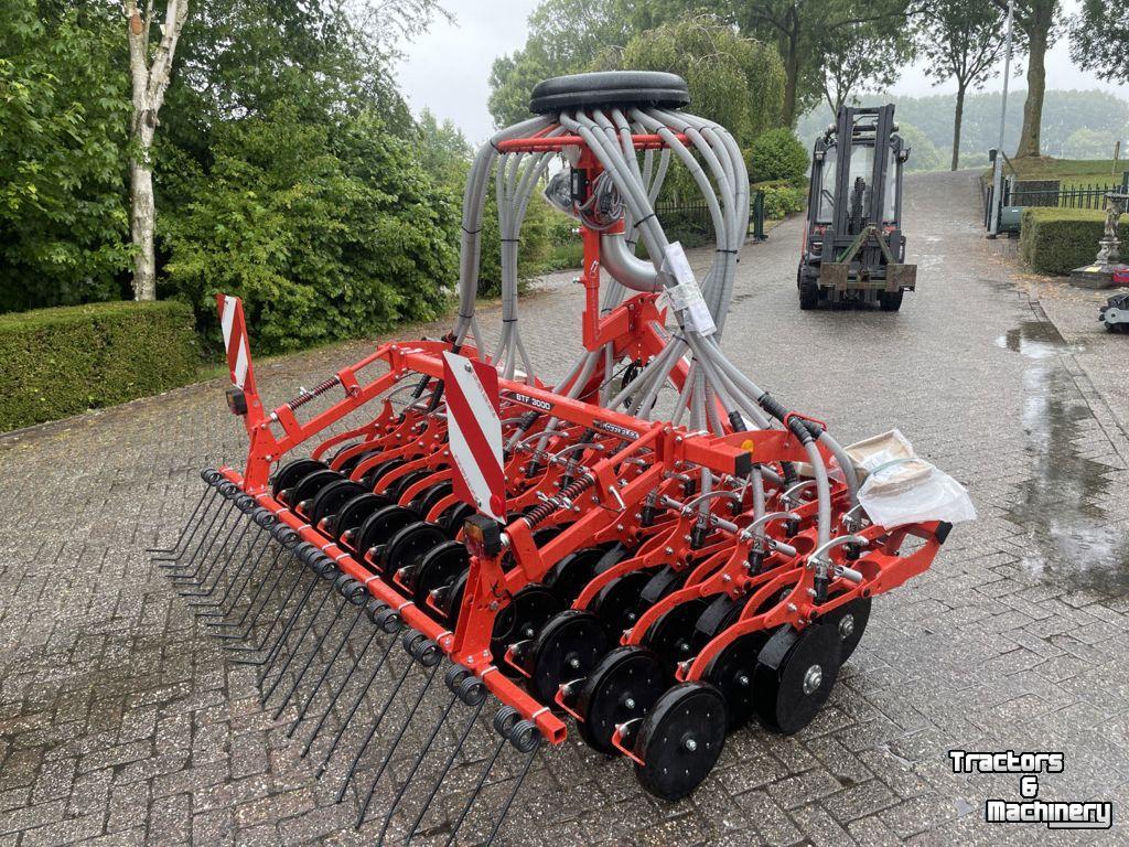 Seed drill Kuhn ZAAIMACHINE VENTA TYPE BTF3000 24DD
