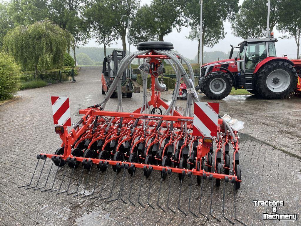 Seed drill Kuhn ZAAIMACHINE VENTA TYPE BTF3000 24DD
