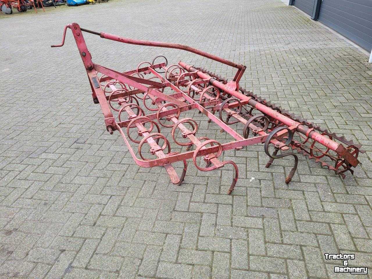 Seedbed combination  Triltand cultivator met rol