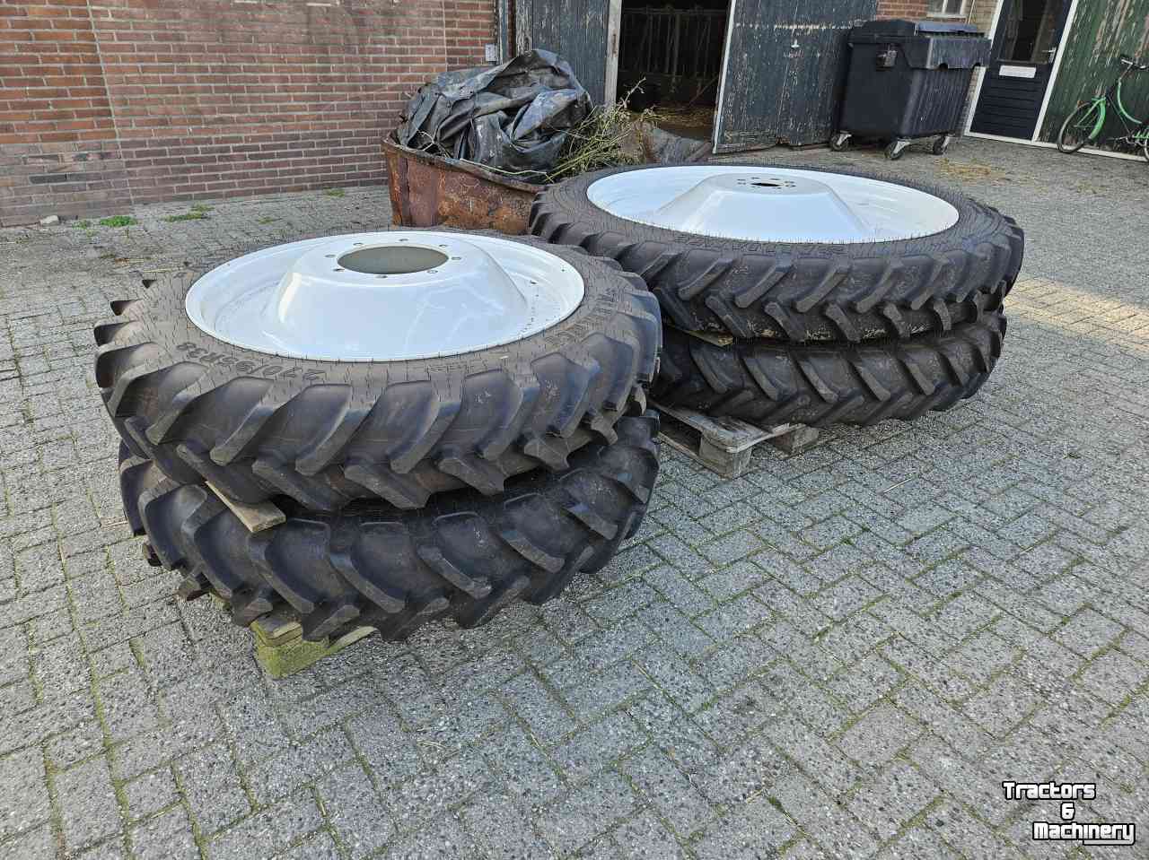 Wheels, Tyres, Rims & Dual spacers  Bandenset New Holland TS 11.2R54 11.2R38