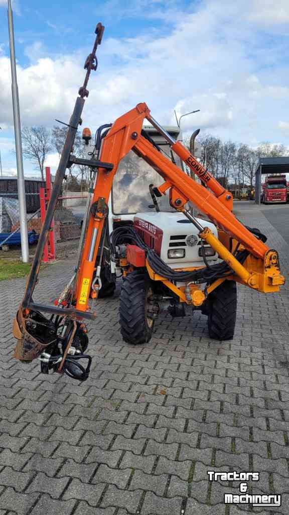 Tractors Steyr 8075 AS 4WD smalspoor met maaiarm/maaibalk