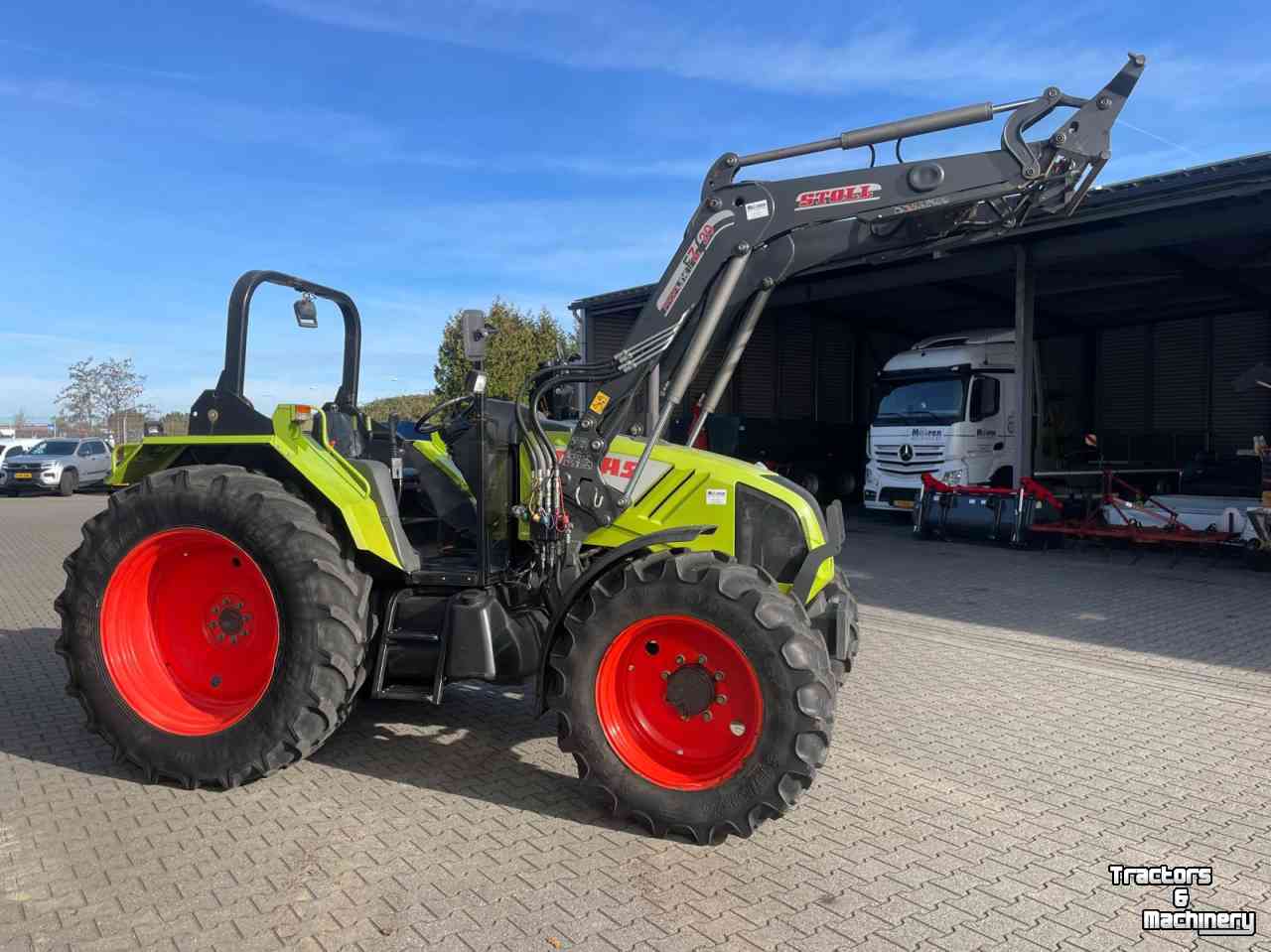 Tractor Claas Axos 340 tractor met Stoll voorlader