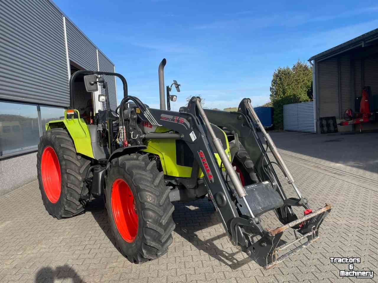 Tractor Claas Axos 340 tractor met Stoll voorlader