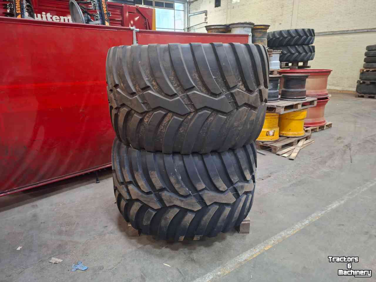 Wheels, Tyres, Rims & Dual spacers Vredestein 750/45R26.5 FlotationTRAC