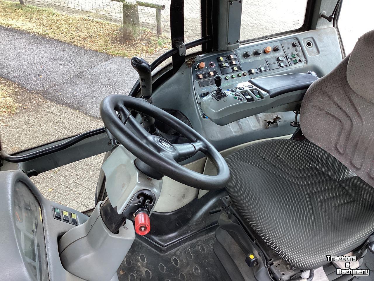 Tractor Valtra Valtra T 190     (rood)