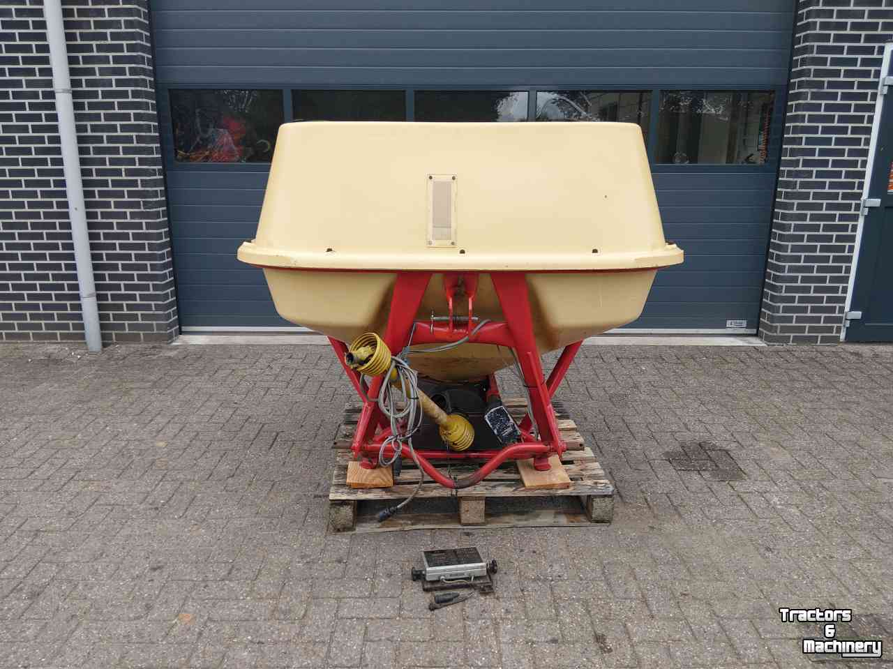 Fertilizer spreader Vicon kunstmeststrooier / Pendelstrooier