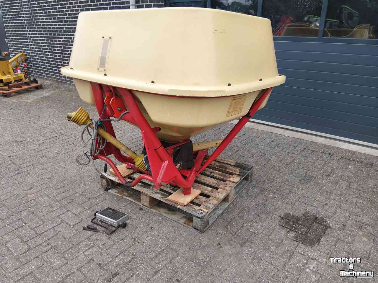 Fertilizer spreader Vicon kunstmeststrooier / Pendelstrooier