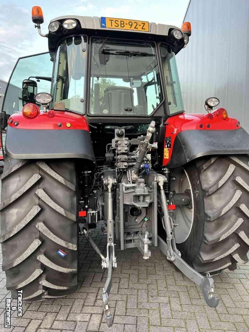 Tractors Massey Ferguson 5711 S