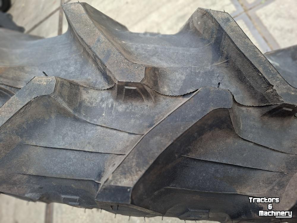 Wheels, Tyres, Rims & Dual spacers Pirelli 12.4R28