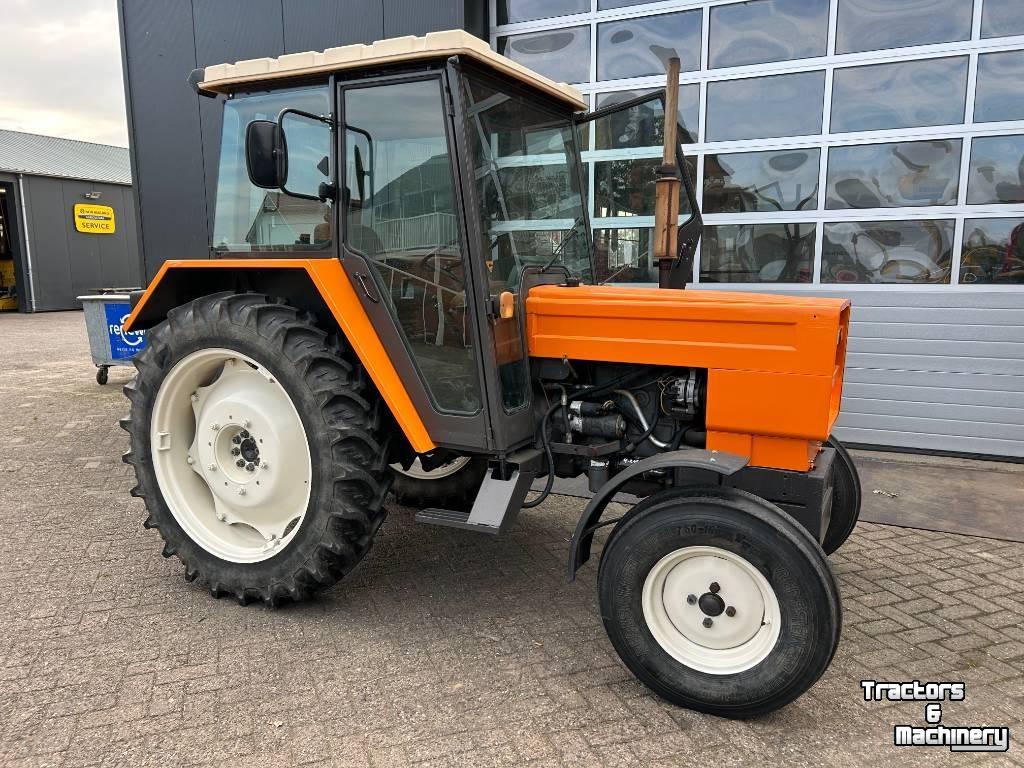 Tractor Renault 551