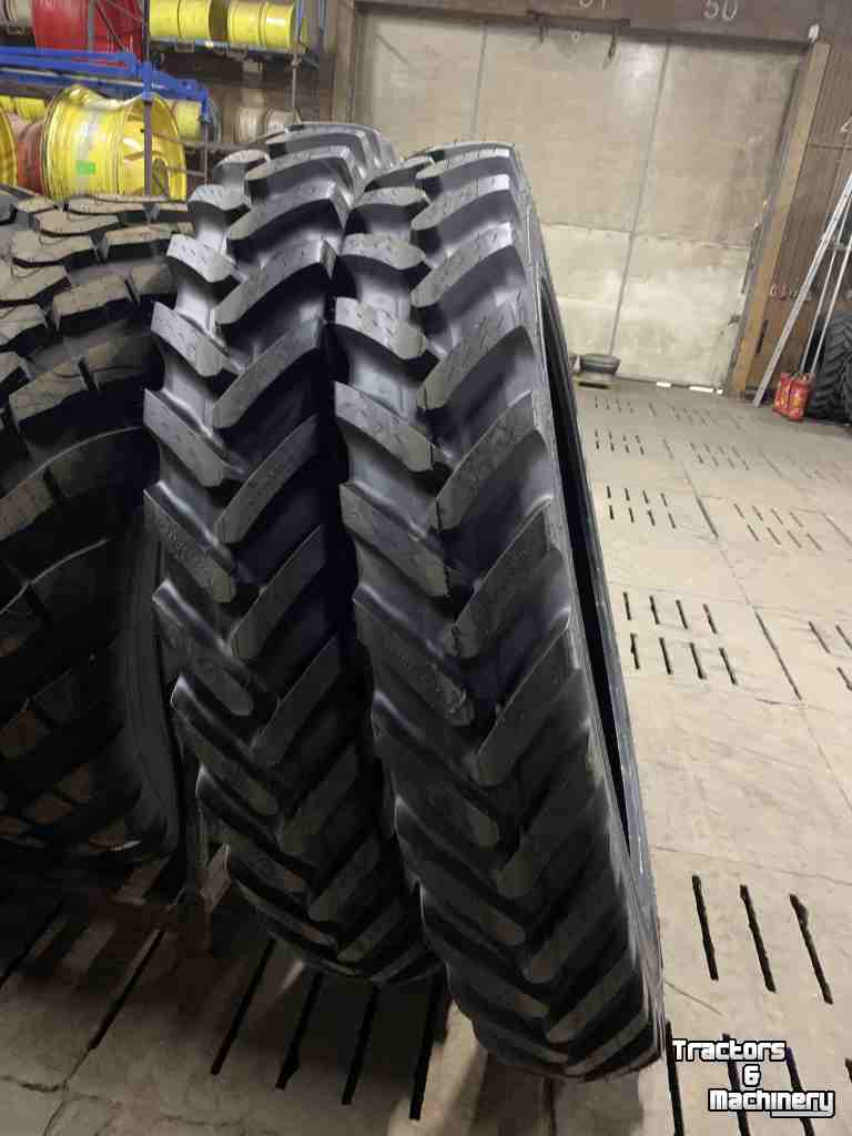 Wheels, Tyres, Rims & Dual spacers Michelin VF 320/105R54 MICHELIN SPRAYBIB 172D TL