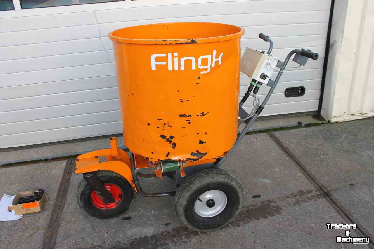 Sawdust spreader for boxes Flingk SE250 elektrische zaagselstrooier boxenstrooier instrooimachine