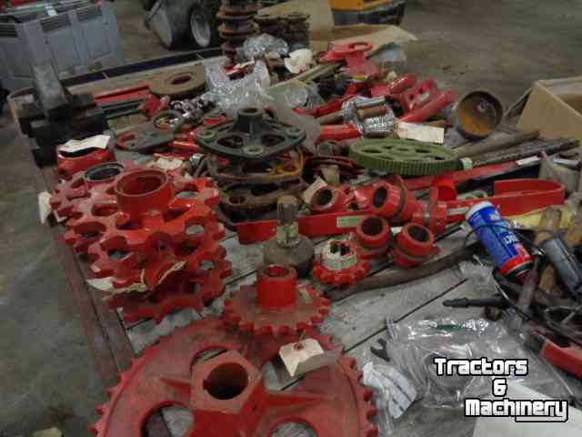 Diverse new spare-parts Mengele opraapwagens