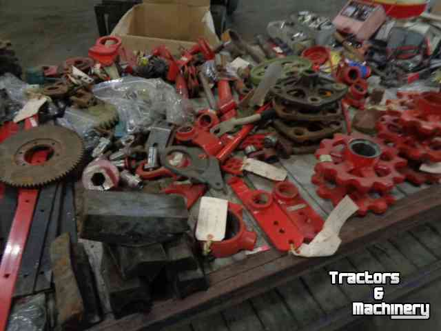 Diverse new spare-parts Mengele opraapwagens