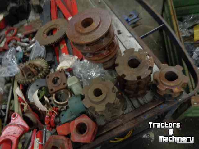 Diverse new spare-parts Mengele opraapwagens