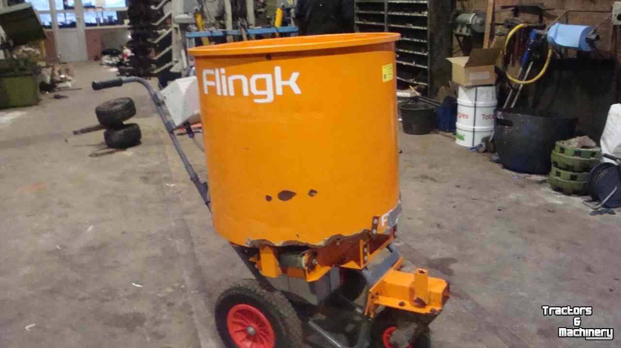 Sawdust spreader for boxes Flingk SE 250