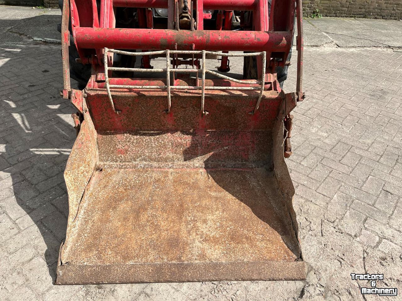 Tractor Massey Ferguson 590-4 met voorlader