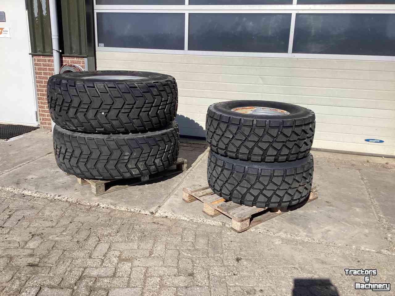 Wheels, Tyres, Rims & Dual spacers New Holland Gazonbanden op velg