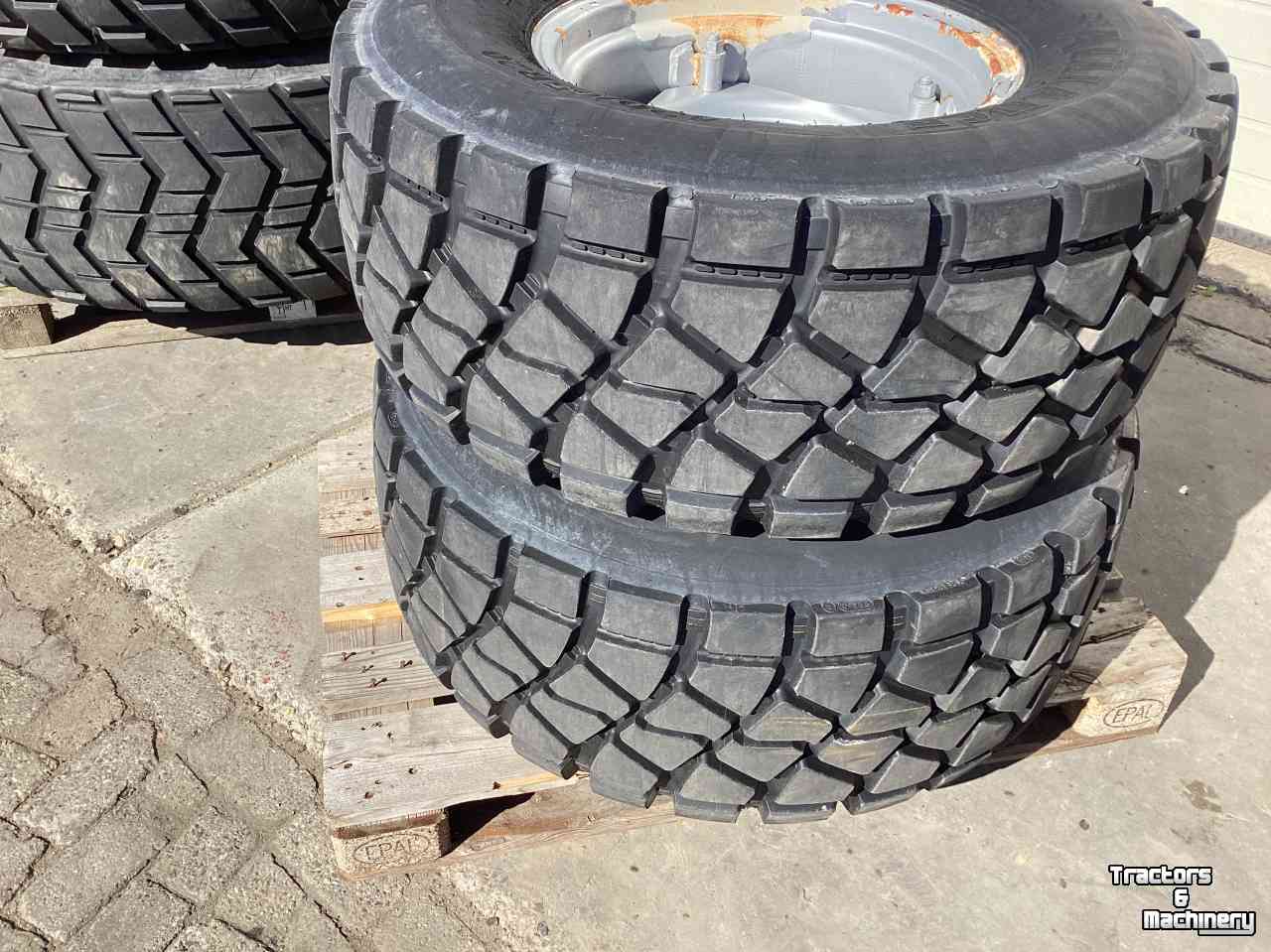 Wheels, Tyres, Rims & Dual spacers New Holland Gazonbanden op velg
