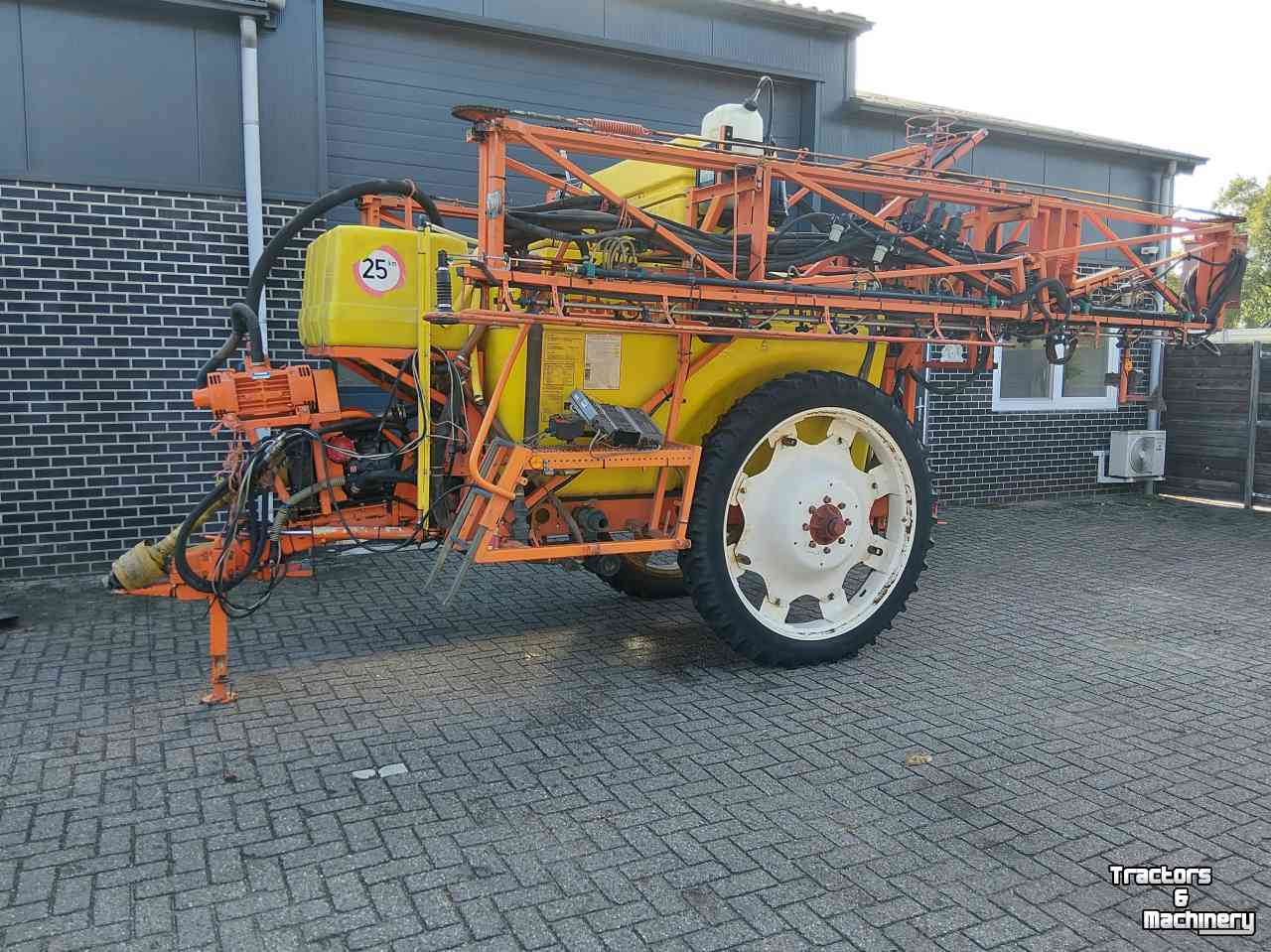 Fieldsprayer Douven Getrokken Veldspuit 27 meter met AirJet