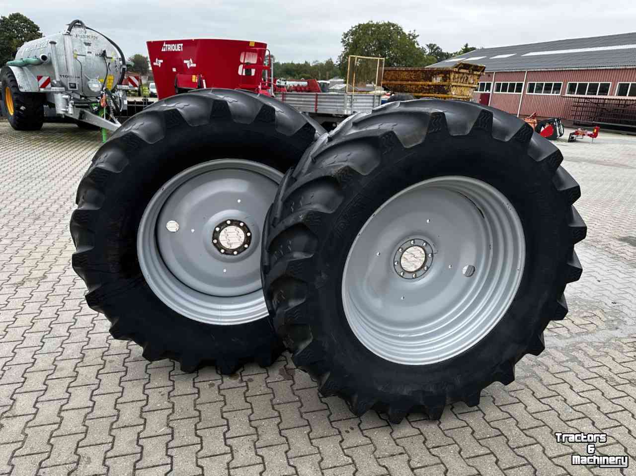 Wheels, Tyres, Rims & Dual spacers BKT Set BKT banden op velgen 600/65x38