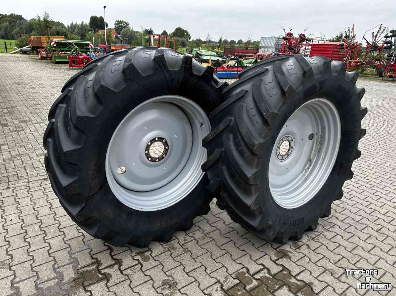 Wheels, Tyres, Rims & Dual spacers BKT Set BKT banden op velgen 600/65x38