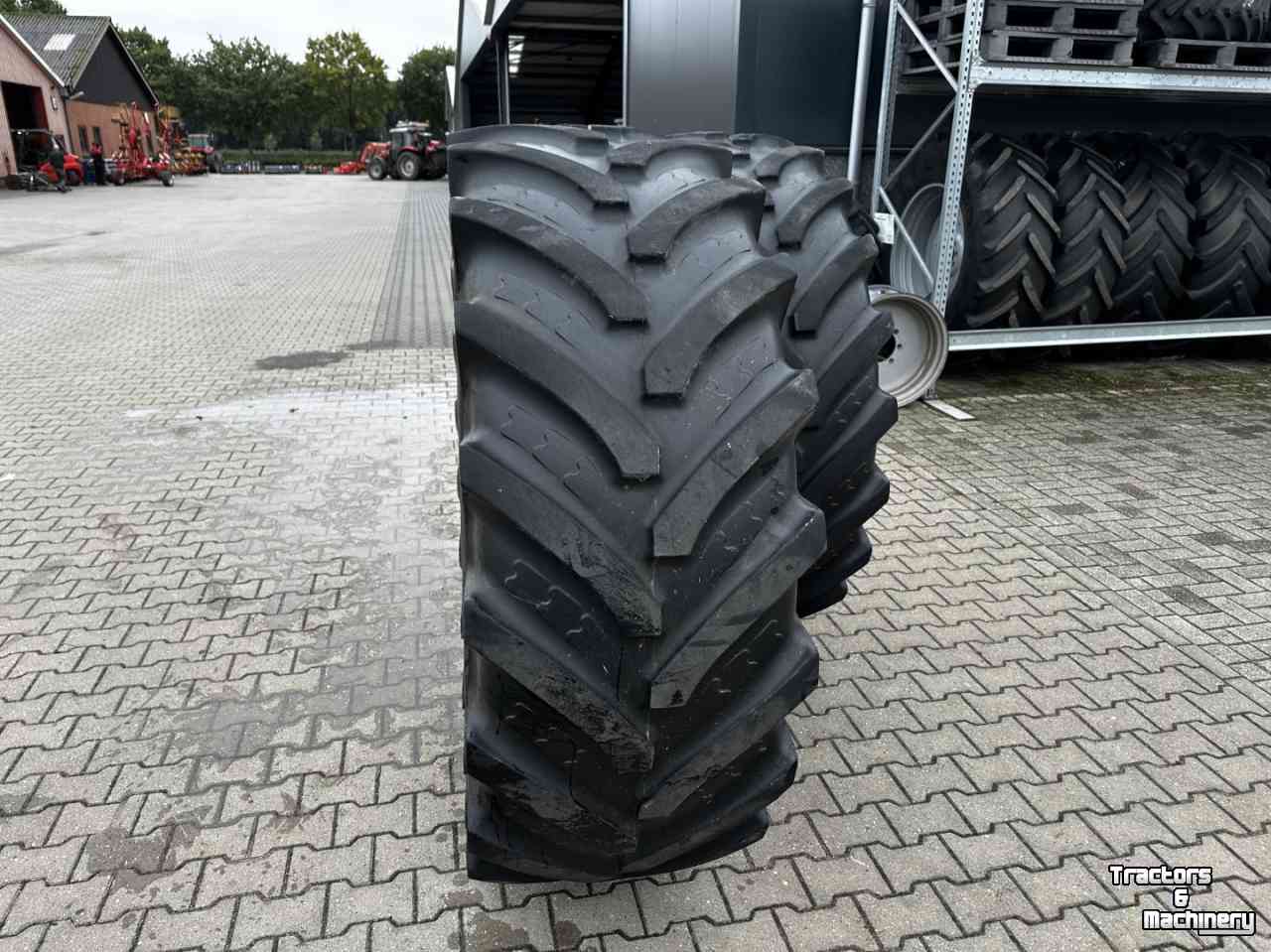 Wheels, Tyres, Rims & Dual spacers BKT Set BKT banden op velgen 600/65x38