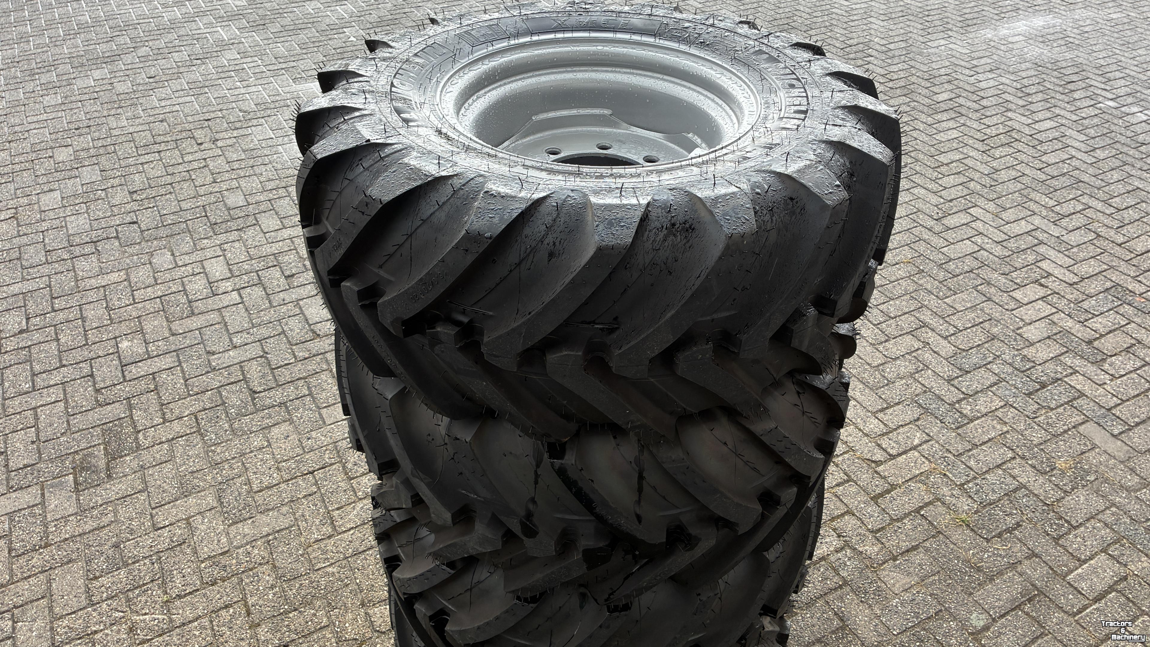 Wheels, Tyres, Rims & Dual spacers  Michelin 400/70R20 XMCL op 8 gats velg NIEUW