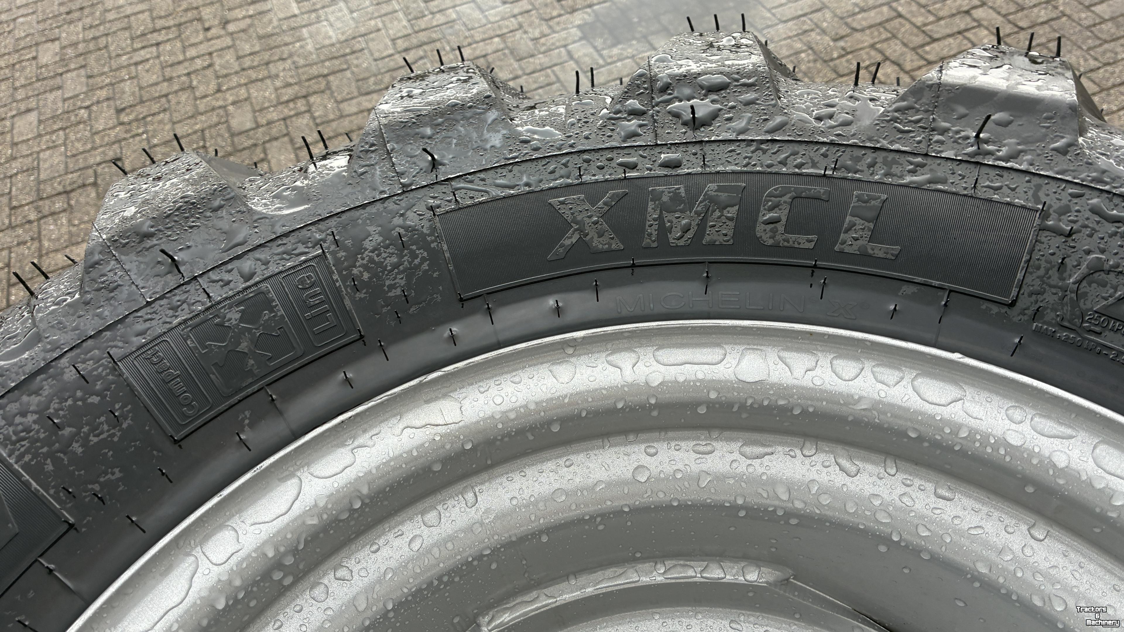 Wheels, Tyres, Rims & Dual spacers  Michelin 400/70R20 XMCL op 8 gats velg NIEUW